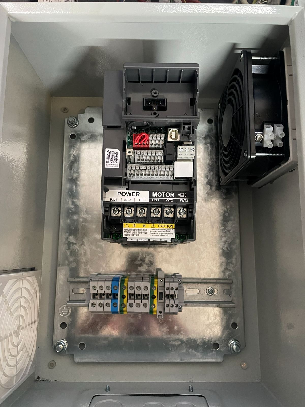 Inverter (ρυθμιστής στροφών) εγκατεστημένος σε πίνακα με εξαερισμό